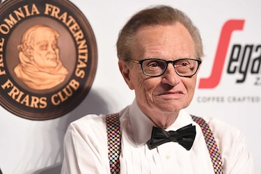 El periodista Larry King está hospitalizado por Covid-19