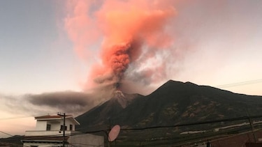 El volcán de Fuego de Guatemala incrementa erupciones y lanza ceniza a aldeas