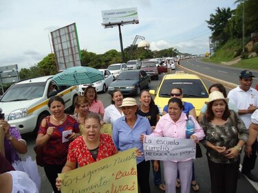 Docentes de 3 escuelas herreranas cierran carretera nacional