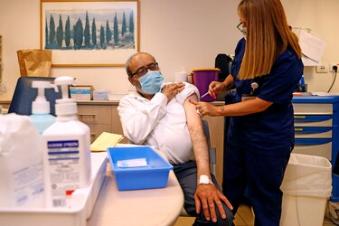 Israel da marcha atrás en aplicar tercera dosis anticovid a enfermos de cáncer