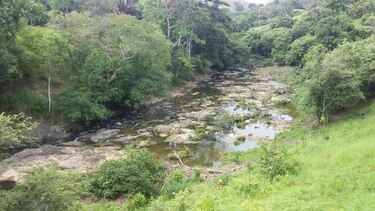 Baja el cauce  del río Cacao en Macaracas