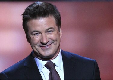 Arrestan a Alec Baldwin mientras monta bicicleta