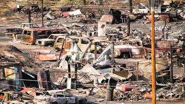 Regresan miles de evacuados por incendio en California