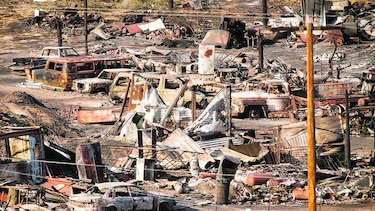Regresan miles de evacuados por incendio en California