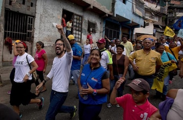Opositores celebran su victoria con electores