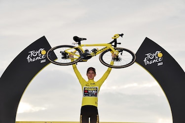Vingegaard celebra su doblete en París con ‘foto finish’ para Meeus