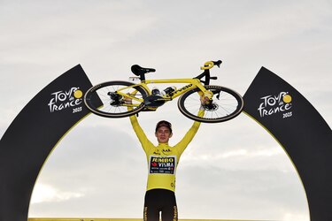 Vingegaard celebra su doblete en París con ‘foto finish’ para Meeus