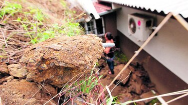 Talud cae sobre Brisas de Vizcaya