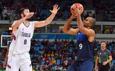 Francia vence a Serbia con canasta de Tony Parker