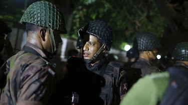 Atacan restaurante en Bangladesh y agresores toman rehenes