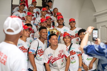 Los campeones del béisbol juvenil visitan la Presidencia