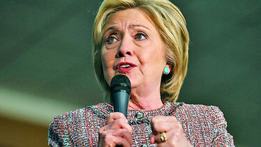 Cuestionan a Clinton por manejo de correos