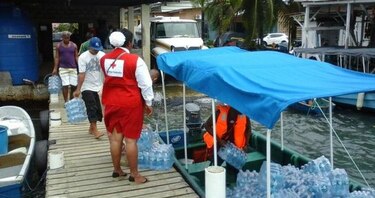 Disgusto por lenta distribución de agua en Isla Colón