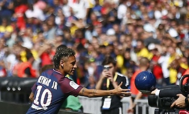 Neymar es presentado a hinchas del PSG, pero no juega