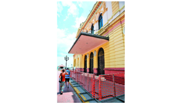 Rechazan reclamo en acto público de teatro