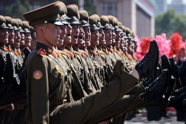 Corea del Norte realiza desfile militar pero no exhibe misiles