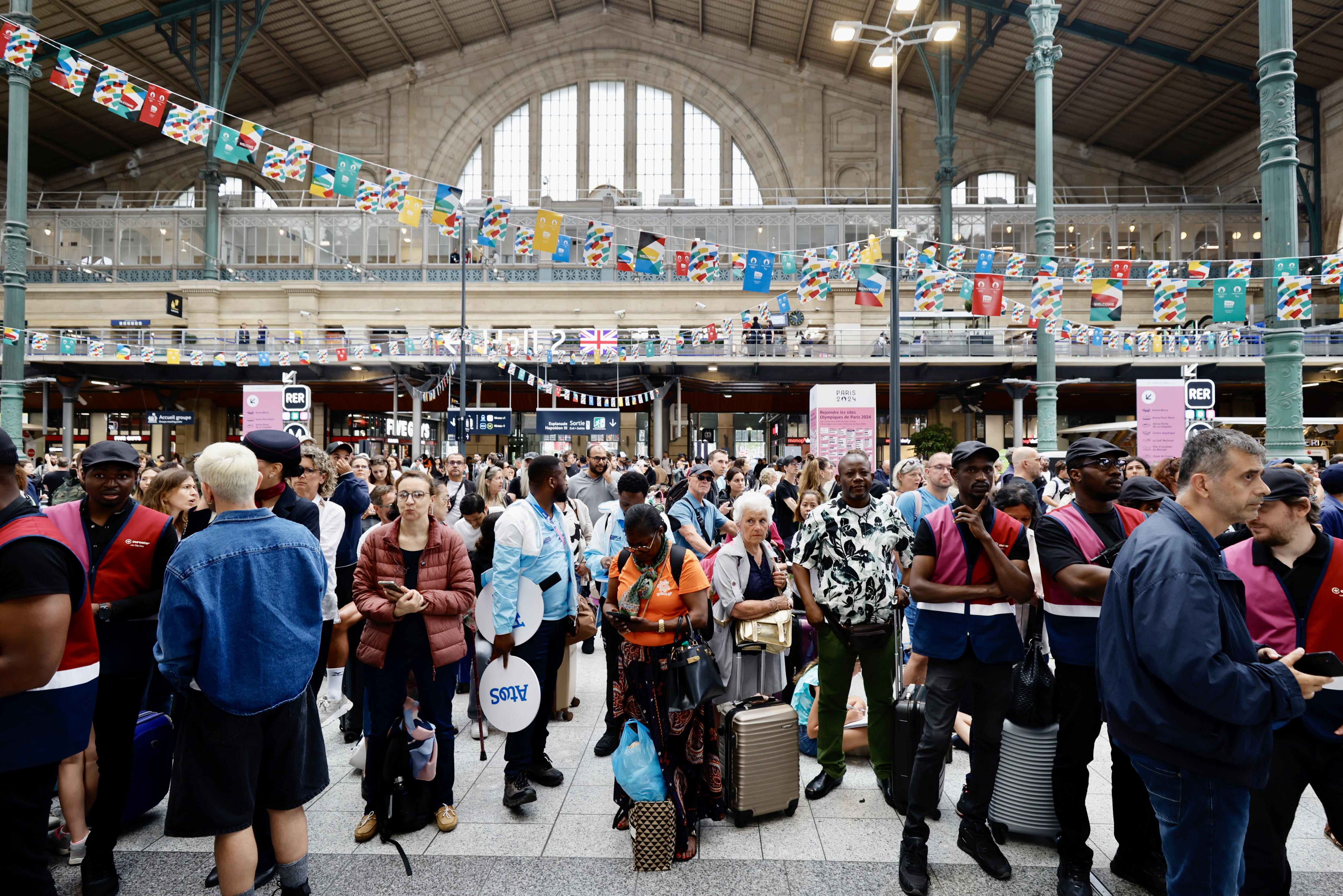 Pasajeros esperan en la estacion de Gare du Nord en París este viernes. EFE/EPA/RITCHIE B. TONGO
