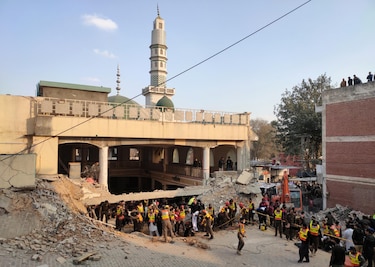 Un ataque suicida deja más de 30 muertos y 140 heridos en una mezquita en Pakistán