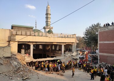 Un ataque suicida deja más de 30 muertos y 140 heridos en una mezquita en Pakistán