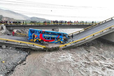 Se elevan a tres los fallecidos tras el colapso de un puente en el norte de Lima