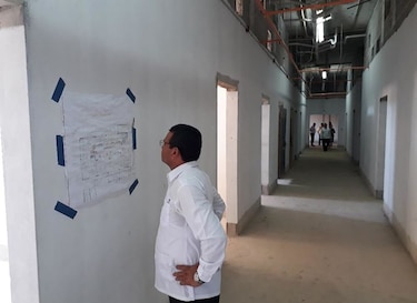 Representantes santeños inspeccionan avances del hospital Anita Moreno