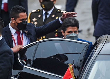 Cientos marchan contra el presidente Pedro Castillo al cumplirse un año de su gobierno en Perú
