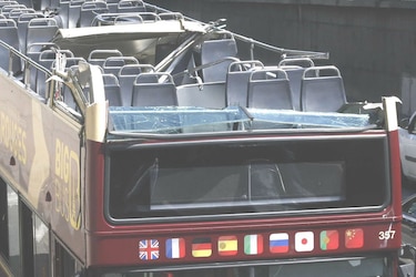 Autobús turístico choca contra el techo de un puente en París; hay cuatro heridos