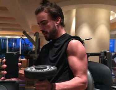Fernando Alonso vuelve al trabajo en el simulador