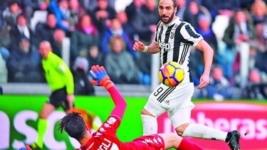 Pipita Higuaín anotó tres goles