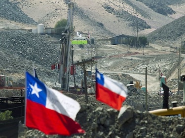 Buscan mil extras en Chile para rodaje de película sobre los 33 mineros
