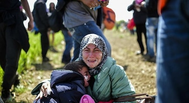 Migrantes chocan con policía macedonia; cientos de heridos