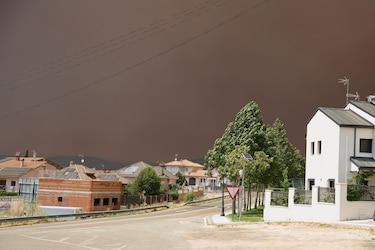 ‘Es el peor incendio de la historia de Madrid’: los fuegos sin control que han obligado a evacuar a decenas de miles de personas en el centro de España