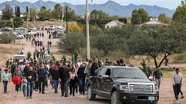 Trasladan restos de masacrados en el norte de México en el segundo día de los funerales