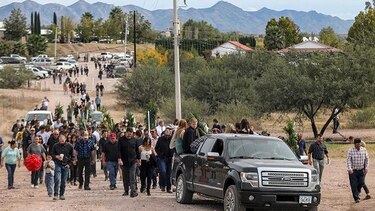Trasladan restos de masacrados en el norte de México en el segundo día de los funerales
