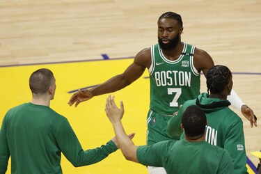 Los Celtics inician su gira con victoria en Brooklyn