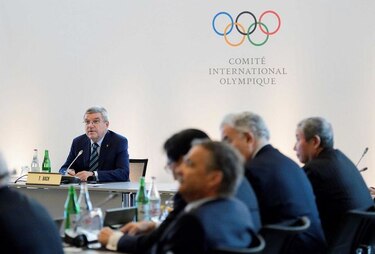 IAAF y COI, enfrentados por uso de bandera para atletas rusos