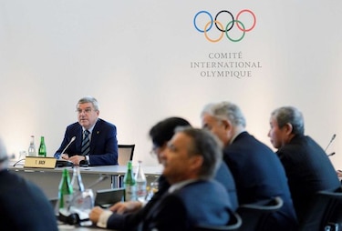 IAAF y COI, enfrentados por uso de bandera para atletas rusos