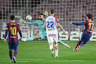 Barcelona golea al Alavés, pero el Atlético no falla contra Granada