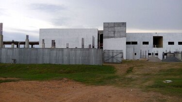 Ministro de Salud anuncia fondos para remozar viejo hospital Anita Moreno