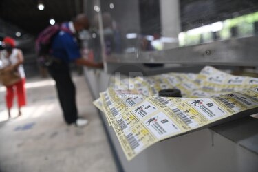 Un vínculo de décadas y contratos millonarios: la Lotería pagará $129.6 millones a la empresa que imprime sus billetes y chances
