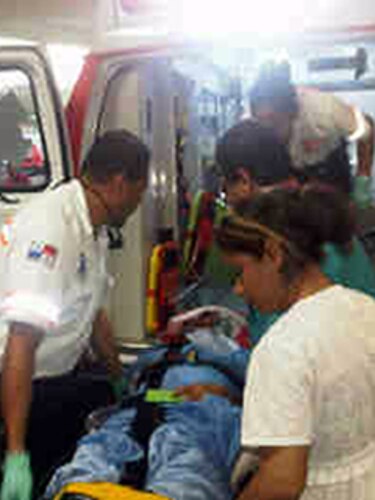 Dos muertos y 21 heridos deja choque de autobús con camión