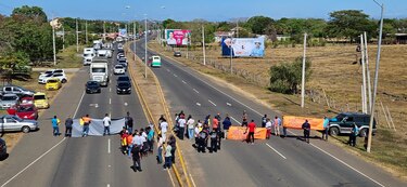 Trabajadores de servicios eléctricos acuerdan dialogar y despejan la vía hacia La Tablas