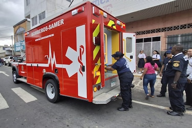 Bomberos atienden incidente por posible gas irritante en área de Hemodiálisis del Santo Tomás