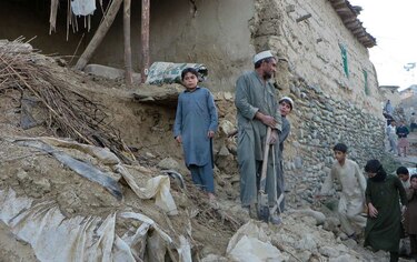 Más de 200 muertos en Pakistán y Afganistán en un terremoto de 7.5 grados