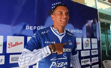 Blas Pérez es presentado por el Árabe Unido