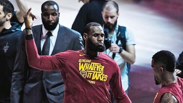 Los Cavs apabullan a los Celtics y se acercan en la serie