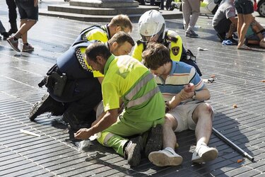 Hombre que conducía la camioneta del atentado de Barcelona sigue prófugo
