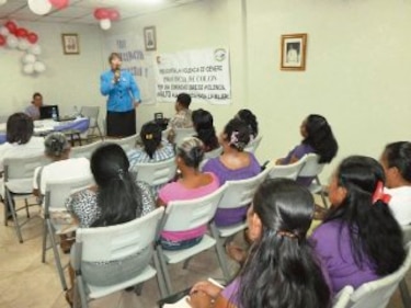 Orientan sobre violencia de género a la mujer colonense