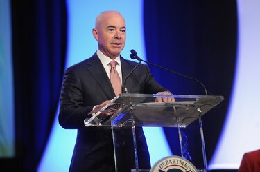Biden elige por primera vez a un latino, Alejandro Mayorkas, para Seguridad Interior
