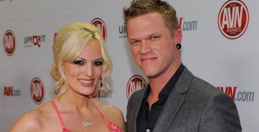 Esposo de actriz porno Stormy Daniels solicita el divorcio por adulterio